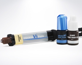 Câu hỏi: Điều gì khiến PANAVIA V5 có tính ổn định màu sắc tốt đến vậy ?